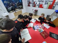 активисты музея изучают литературу о героях Кубани